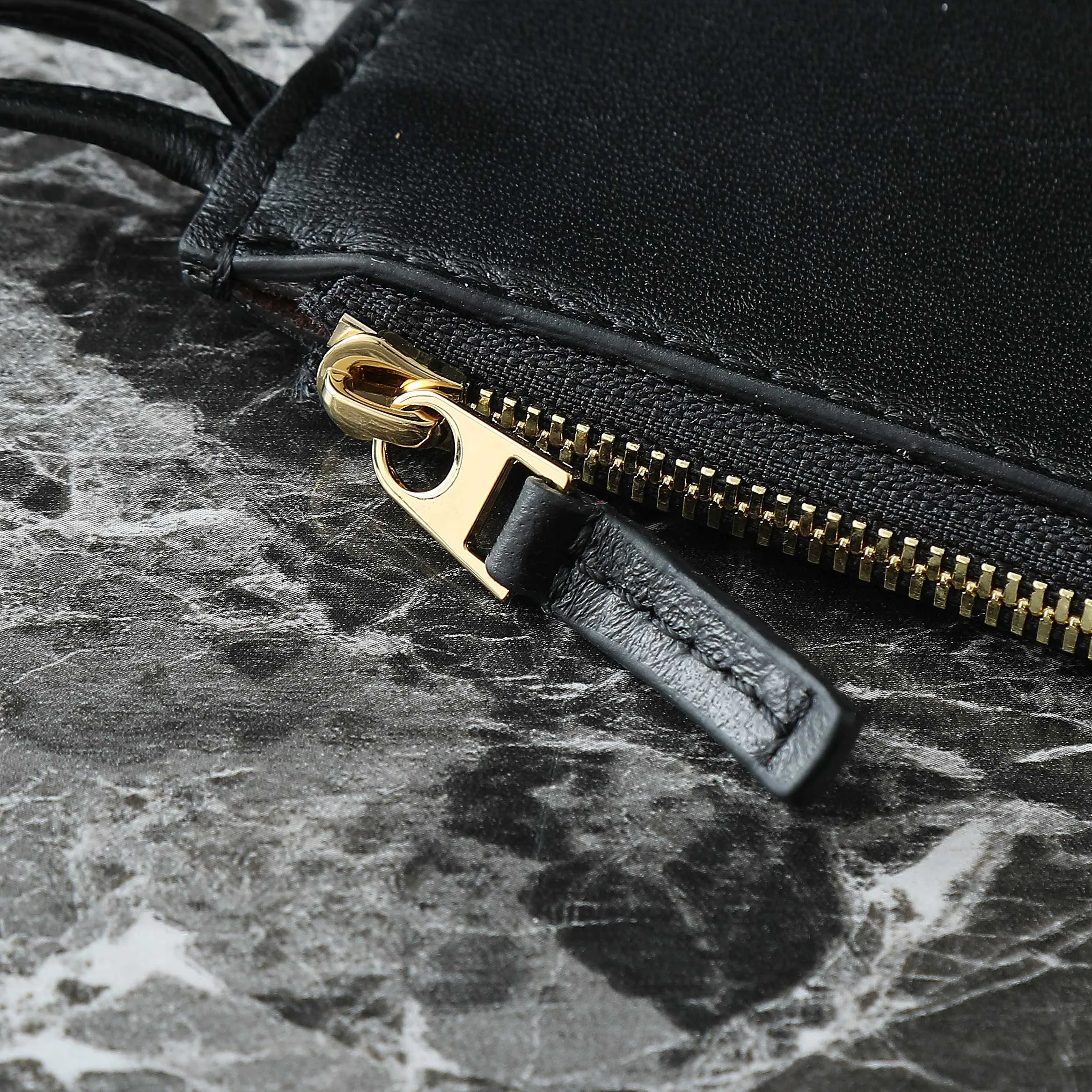 Batch 1660 BV25 spring and summer new product Mini pinacoteca two-tone surface. The weaving process is also super exquisite. Every texture is delicate and clear, and you can see the full ingenuity. 👜The bag uses 1 cm leather strips, which are purely hand-woven, highlighting the brand's craftsmanship. The inside is flipped to reveal a smooth suede lining that can be used on both sides, taking into account both fashion and practicality. 	 The small size can be worn on one shoulder or across the body, making it super versatile for daily commuting! 	 💕Fashionable ladies who like BV, come to me to get the same style~ ​Model number: 819004 ​Size: 24*15*12cm